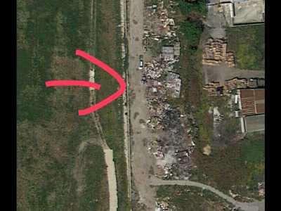 Focus sull'accampamento rom del canalone: le case di cartone e i rifiuti si vedono anche dal satellite di Google Maps